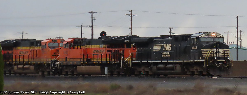 NS 4042-BNSF 3932-BNSF 3774